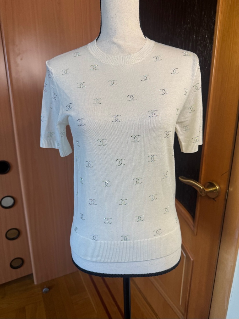 CHANEL Cream Short Sleeve Knit Top with Subtle Swarovski CC Eyelet Motif Sz M - Picture 7 of 16